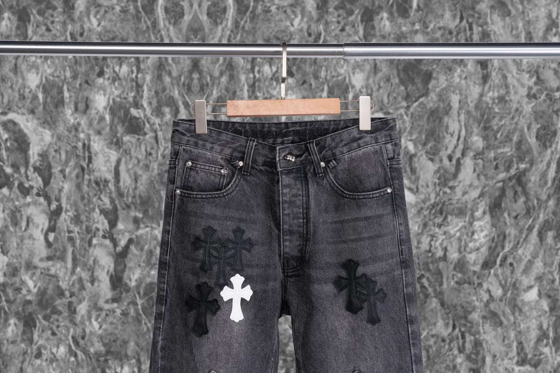 P260 Chrome Hearts Chrome Hearts city limited flame black and white leather jeans need to be washed after the finished product is disassembled and hand-made with sheepskin cross leather and then spliced ​​together. The whole piece has too many craftsmanship to describe. The cabinet price is 16W+, the patchwork is decorated with cross flowers, and the high-waisted washed jeans! ! Absolutely high-end luxury products, 8W+ level god-level single products, super popular products, made with top heavy industry, a magic weapon that cannot be missed. About Kroxin This is an extremely luxurious fashion brand, which can also be called the nobles of the high street. It has always been an exclusive brand for some hipsters or rich second generation. Compared with ordinary high streets, it is more luxurious and noble. Compared with luxury brands, it has a more fashionable personality and has always been a brand that I have a special liking for. Style number: 1566# Color: black Size: 28 30 32 34 36